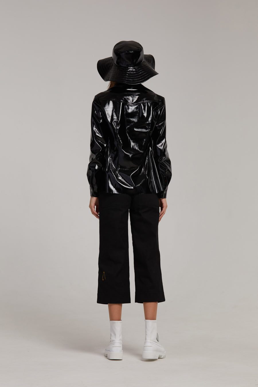 Wide-brimmed hat
